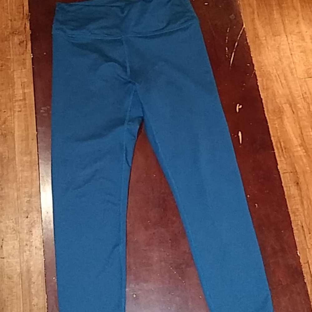 New! Fabletics Capri workout leggings